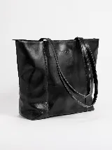 Bolso tipo tote de cuero color beige, con doble asa larga para hombro y cierre de broche.