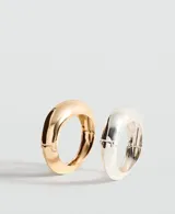 Pulsera de eslabones circulares entrelazados, con diseño minimalista que combina un aro en tono plateado y otro en tono dorado.