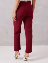 Pantalón sastrero slim negro de tiro alto, con pretina anatómica, pinzas verticales frontales y cierre oculto. Tiene bolsillos laterales inclinados y pinzas traseras para un ajuste favorecedor.