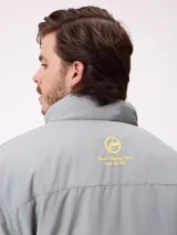 Canguro de media cremallera Rusty, confeccionado en tejido ripstop con interior de polar. Presenta cuello alto, puños elásticos, bolsillos laterales y logo bordado en color azul en el pecho.