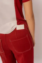 Pantalón de lino de invierno en color rojo, de corte recto y tiro alto. Presenta costuras a contratono visibles y bolsillos laterales funcionales.