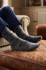 Medias grises con diseño estampado de gatos y la palabra 'Legacy' en el empeine.