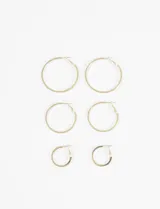 Set de tres pares de aros tipo argolla dorados, de diferentes tamaños.