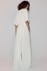 Pantalón wide leg de tiro medio, color blanco con diseño de rayas diplomáticas a contraste, bolsillos laterales y de vivo en la espalda, pinzas en el delantero y cierre frontal con cremallera, botón y ganchos metálicos.