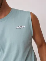 Musculosa blanca de algodón con corte holgado y estampado frontal con el logo de la marca Rusty.