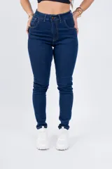 Pantalón de jean azul oscuro, de tiro alto y corte ajustado.