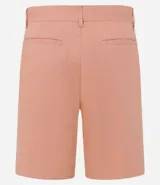 Bermuda masculina de sarga en color blanco, con cierre frontal de botón y cremallera, trabillas para cinturón y bolsillos laterales.
