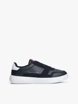 Zapatillas bajas Tommy Hilfiger de cuero napa color azul marino, con paneles texturizados, suela de EVA blanca dentada y detalles de la marca en el lateral y la lengüeta.