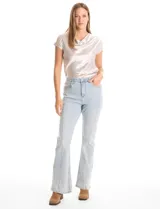 Jean bootcut de tiro alto con detalle de tachas a lo largo de las piernas. Cuenta con pretina con pasadores, cierre frontal con botón y bolsillos funcionales en la parte delantera y trasera.