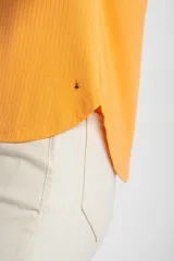 Remera de cuello redondo y manga corta, confeccionada en tejido de viscosa acanalado con un calce suave y liviano.