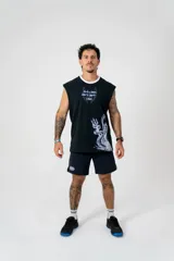 Musculosa negra de algodón elastizado con cuello y sisas en blanco. Estampado frontal con texto y dibujo de un kraken.