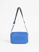 Bandolera color beige con múltiples bolsillos con cierre y correa ajustable negra y beige.