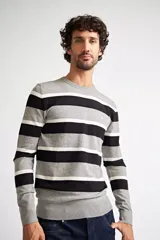 Sweater de punto con diseño de rayas horizontales en tonos gris, negro y blanco. Presenta cuello redondo, mangas largas y puños acanalados.