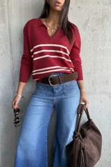 Sweater de tejido fino en color bordó con rayas horizontales en tono crema, diseño de cuello polo y mangas largas.