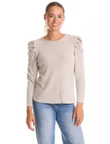 Buzo de tejido soft color gris oscuro, con cuello redondo y mangas largas. Presenta hombros con diseño plisado y detalle de perlas aplicadas.