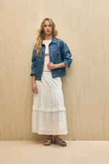 Musculosa blanca de punto acanalado, sin mangas, con cuello a la base y calce al cuerpo.