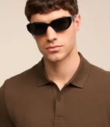 Polo de hombre slim fit color beige, confeccionada en tejido de media malla acanalada de algodón sostenible, con cuello clásico con botones y mangas cortas.