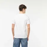 Remera blanca de mangas cortas con cuello redondo. Presenta estampados en el frente con la palabra "CONNECTION" y otros diseños gráficos.