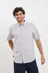 Camisa de manga corta a rayas verticales color celeste y blanco, con cuello abotonado y bolsillo en el pecho.