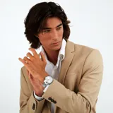 Reloj Maserati Attrazione con caja de acero inoxidable plateado de 43 mm de diámetro, esfera plateada con números 6 y 9, agujas plateadas luminiscentes, cristal mineral, movimiento Miyota y correa de acero inoxidable plateado.