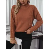 Sweater de punto color marrón con diseño de trenzas y textura en relieve. Presenta cuello alto, mangas largas y puños acanalados.