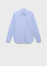 Camisa de rayas celestes y blancas, de manga larga con puños abotonados, corte recto, cuello camisero y cierre delantero con botones.