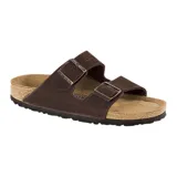 Sandalias Birkenstock modelo Arizona, color marrón, con dos correas ajustables de cuero y hebillas metálicas. Plantilla anatómica de corcho y látex con revestimiento de ante. Suela de goma EVA.