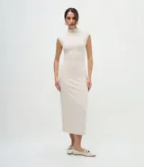 Vestido midi de corte recto y ajuste estructurado, confeccionado en tejido punto Roma. Presenta cuello alto, diseño sin mangas y hombros con detalle de contraste. Marca Blue Steel.