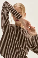 Remera de manga larga a rayas horizontales marrones y blancas, con cuello redondo y corte holgado.