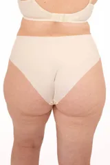 Bombacha básica de tiro alto color crudo, sin costuras con efecto segunda piel, confeccionada con fibra LYCRA® de tacto suave.