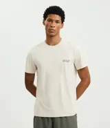 Remera deportiva de poliamida con tecnología dry, de corte regular, cuello redondo y manga corta. Presenta una pequeña estampa lettering en el pecho con la frase 'Seeking my highs'.