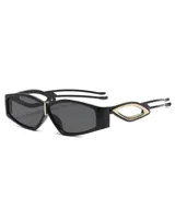 Lentes de sol negros con forma geométrica y detalles dorados en los laterales.