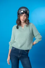 Sweater verde agua con cuello polo vintage, confeccionado en lana mohair y acrílico.