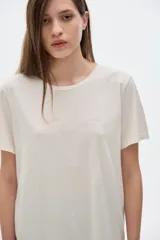 Remera color crudo de algodón lavado, con cuello redondo, manga corta y corte oversized.