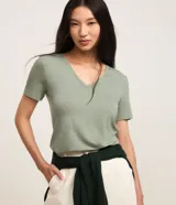 Blusa básica de manga corta con cuello en V, confeccionada en tejido de viscosa con elastano. Presenta un diseño liso y corte ajustado.
