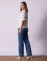 Blusa blanca de cuello redondo con apertura central y botones. Mangas 3/4 con detalle de bordado calado.