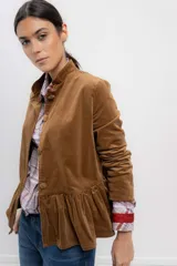 Chaqueta color camel de velvetine con spandex, cuello mao, corte a la cintura con volantes y cierre frontal con botones.