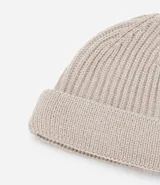 Gorro leñador Viko de punto acanalado color rosado, con diseño corto, dobles y sin costura.