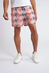 Short de baño con cintura elástica y cordón ajustable, confeccionado en tela ligera de secado rápido. Presenta un estampado botánico integral en tonos amarillos, blancos y azules, con dos bolsillos delanteros y uno posterior.