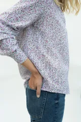 Camisa de fibrana de estilo clásico, con estampa liberty en tonos uva y verdes, de manga larga y cierre frontal con botones veteados.