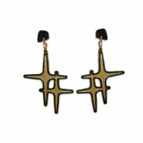 Aros colgantes con base cuadrada negra y dije con forma de estrella negra con interior dorado.