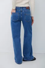 Jean de corte recto y tiro medio, color azul lavado, con costuras verticales decorativas en el frente y ruedo con dobladillo ancho.