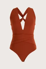 Malla enteriza color terracota con escote profundo en V, tirantes cruzados en la espalda y detalle de frunces cruzados en la cintura.