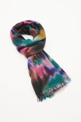 Pashmina de tejido suave con diseño de estampado abstracto multicolor en tonos vibrantes y bordes desflecados.