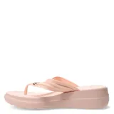 Sandalias tipo ojota con plataforma, color rosado, con tiras finas y detalle metálico en el centro.