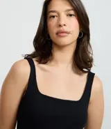 Vestido midi de Blue Steel confeccionado en tejido rib acanalado, con escote cuadrado y breteles anchos. Diseño básico y ajustado al cuerpo.