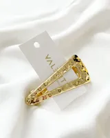 Broche para el pelo dorado con forma triangular y textura martillada.