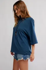 Remera de algodón muy suave, de calce oversize y silueta recta, con escote redondo y mangas cortas de hombro caído.