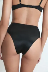 Bombacha vedetina de tiro alto marca Caro Cuore, confeccionada en microfibra suave con acabado mate y costuras invisibles.