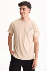 Remera beige de manga corta con pequeño estampado azul en el pecho de palmeras y la inscripción "Hello Beach".